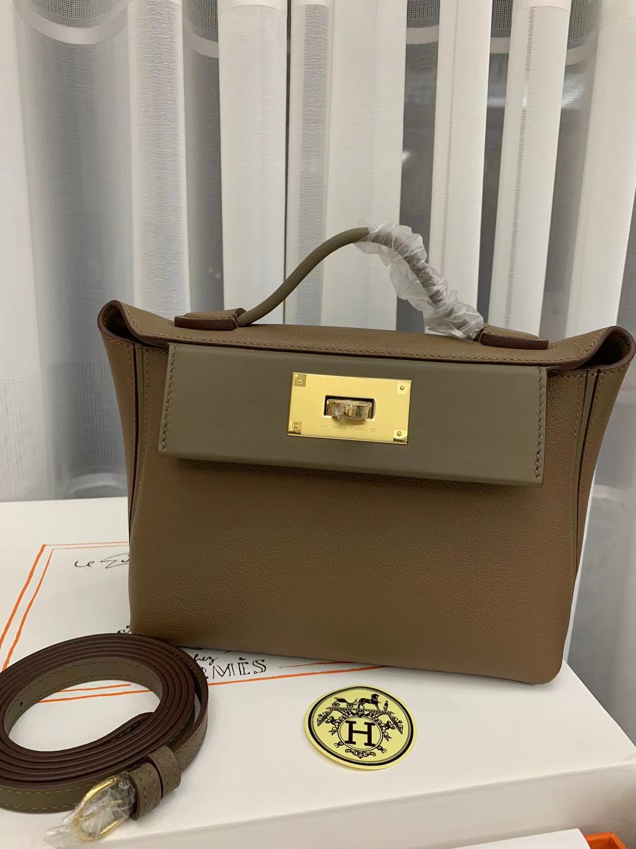 Hermes Kelly Mini 2424 21cm Handbag in Beige De Weimer Clemence Leather